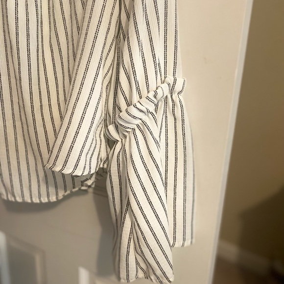 Linen blouse. Black Striped & off white Size medium. Altar’d State - Picture 2 of 3